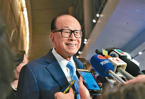 首富李嘉誠|福布斯2023｜李嘉誠蟬聯本港首富 身家高逾3,000億 拋離第二位 